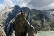 Mit dem Postauto durch die Schweiz Im Palm Express bis ins Tessin Die Bergsteigerin Nina Caprez im Bergell auf der Fiamma.