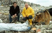 Kommissar Hoffmann (Alexander Pschill, l.) und Kollege Kunz (Martin Weinek, r.) begutachten eine Leiche auf einer Mülldeponie.