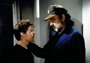Mark (Victor French, r.) versucht, den Drogendealer Ray Russo (Jason Oliver, l.) mit einem Trick zu entlarven.