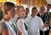 Die Hotelmitarbeiter Martin (Arndt Schwering-Sohnrey, Mitte), Gitta (Simone Ascher, 2.v.l.) und Hermann (Walter Schultheiß, 2.v.r.) versuchen Merle (Miriam Morgenstern) klar zu machen, dass ihr Bruder ein unverbesserlicher Fiesling ist.