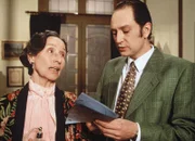 Tante Martha (Trudi Roth) hat endgültig die Nase voll von Rolfs (Andreas Matti) ständigen Versuchen, sie in ein Altersheim abzuschieben, nur damit er ihr Haus als Spekulationsobjekt übernehmen kann und wischt ihm gehörig eins aus.