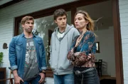 Kurt (Felix Lampert, l.) und Leon Schneider (Florian Burgkart, M.) machen sich Sorgen um Julia (Tatiana Nekrasov, r.).