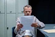 Erik (Sven Waasner) knackt Sophias Storage und wird fündig.