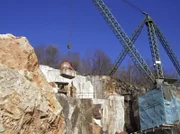 Aufnahmen im Marmorsteinbruch von Arzo, hier findet man den in ganz Europa wegen seiner bunten Farben beliebten "Marmo de Arzo". Dieser Marmor fand besondere Verwendung beim Bau bekannter Barockkirchen.