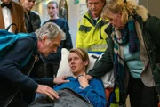 Erschöpft aber gerettet: (vorne, v.li.) Walter Sittler als Robert Anders, Grim Loham als Kasper Anders, Inger Nilsson als Ewa Svensson