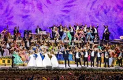 Auch im Sommer 2024 begeisterte André Rieu über 150.000 Zuschauer mit seinen traditionellen Konzerten in seiner Heimatstadt Maastricht. Herrliche Melodien aus Musical, Film, Oper und Operette, Schlager, romantische Walzer machen das Konzert erneut zu einem fantastischen TV-Ereignis. Im Bild: Bühne.