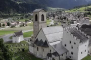 Mit dem Postauto durch die Schweiz Das Weltkulturerbe-Kloster St Johann ist das Wahrzeichen des Tals und steht im Hauptort Müstair, am östlichsten Zipfel der Schweiz.