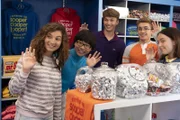 (v.l.n.r.) Emmy Mirsky (Stephanie Katherine Grant); Dave Kim (Kenny Ridwan); Chad Kremp (Jacob Hopkins); Adam Goldberg (Sean Giambrone); Jackie Geary (Alexis G. Zall)