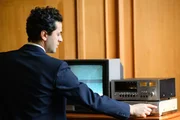 Der Mann schaltet das Gerät ein