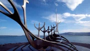 Island, stilisiertes Wikingerboot vor Reykjavik.