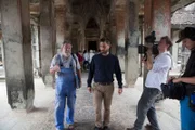 Clemens Schick, zweiter von links, interviewt Dr. Hans Leisen, Direktor des deutschen Aspara Conservation Center, in Angkor Wat am 4. August 2017 in Siem Reap, Kambodscha.