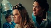 Margit (Maju Margrit Sartorius) konfrontiert eine Kundin (Silke Geertz) im Salon mit der Lebensrealität der Arbeiterfamilien.