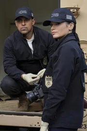 Nick Torres (Wilmer Valderrama, l.); Jessica Knight (Katrina Law, r.)