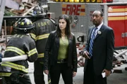 Bei der Explosion eines Hauses wird ein achtjähriges Mädchen getötet. Green (Jesse L. Martin, re.) und Cassady (Milena Govich, Mi.) beginnen am Tatort mit ihren Ermittlungen.