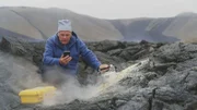 Der Geologe Colin Devey untersucht anhand der Zusammensetzung vulkanischer Gase in einem isländischen Lavafeld am Vatnajökull-Gletscher, ob Vulkanausbrüche damals die Eismassen zum Schmelzen brachten und so die Erde vom Eis befreiten.