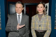 Gerner (Wolfgang Bahro) stellt Matilda (Anna-Katharina Fecher) als neue Mitarbeiterin in der Bank vor.