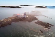 Kanadas deutsche Küste New Brunswick und die Bay of Fundy Ein Leuchtturm im Nebel.