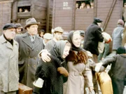 Aus dem Warschauer Ghetto werden die Familie Levy (George Rose, ganz links und Käte Jaenicke, links) und Josef und Berta Weiss (Fritz Weaver und Rosemary Harris) in ein sogenanntes Familienlager transportiert.