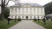 Die Mürztaler Goaßlschnalzer vor dem Schloss Reichenau.