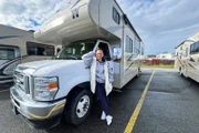 Zwei Reisen Staffel 1 Folge 2 und 3 Alaska Mira Weingart in Anchorage mit ihrem Camper.