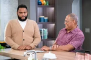 (v.li.): Anthony Anderson (Andre ‚Dre‘ Johnson), Laurence Fishburne (Pops).