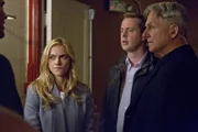 Bei einem militärischen Wohltätigkeits-Event ist eine Bombe hochgegangen. Bishop (Emily Wickersham, l.), McGee (Sean Murray, M.) und Gibbs (Mark Harmon, r.) wissen nicht, ob das Ziel wirklich ein anwesender Alt-Rocker war, oder ob die Bombe Teil eines größeren Plans ist ...