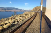 Ausblick aus dem Zug "Rocky Mountaineer" auf den Kamloops Lake, westlich der Rocky Mountains.