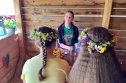 Lenuta Craciuneac (Mi.) lebt mit ihrer Familie auf einem abgelegenen Hof. Pflanzliche Medizin spielt hier eine wichtige Rolle, und so bringt sie ihren Töchtern bei, wie man eine Arnika-Tinktur herstellt.