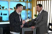 Ben (Jörg Rohde, l.) ist Richard (Silvan-Pierre Leirich) dankbar für sein Hilfsangebot.