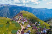 Unweit der Hauptstadt Sarajevo liegt im Bjelasnica-Massiv Lukomir, das abgelegenste und auf über 1.450 Meter auch das höchstgelegene Dorf des Landes.