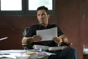 Michael Westen (Jeffrey Donovan) sieht sich seine Fotos an. Der ehemalige Agent des amerikanischen Geheimdienstes ist einer Mafiafamilie auf der Spur.
