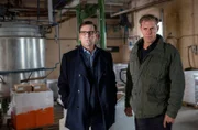 Lars (Ingo Naujoks, l.) und Finn (Sven Martinek, r.) vermuten, dass Kurt Schneider ihnen etwas verheimlicht.