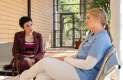 Miriam Schneider (Christina Petersen, re.) ist wirklich fassungslos über die Rücksichtslosigkeit ihrer Ex-Frau Rieke Machold (Liza Tzschirner, li.). Sie hat sie nach ihrer Trennung komplett allein gelassen mit ihrem gemeinsamen Pflegesohn Cosmo, mit ihrer zerbrochenen Ehe, mit der Wohnungssuche ... einfach mit allem. Nun taucht sie hier in der Sachsenklinik mit ihrer neuen Partnerin auf und ist noch dazu schwanger.