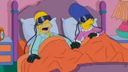 Noch genießen Marge (r.) und Homer (l.) die Zweisamkeit, doch schon bald fühlt sich Homer von seiner Frau im Stich gelassen ...