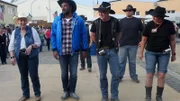 Trödelexperte Sükrü Pehlivan (2.v.li.) beim Line Dance.