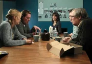Irene (Angela Kovacs) versucht mit ihren Kollegen Jonny (Dag Malmberg, 2.v. links), Sven (Lars Brandeby, rechts), Fredrik (Eric Ericson) und Elin (Moa Gammel, links) ein Profil des Internet-Mörders zu erstellen.