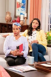 (v.li.): Jenifer Lewis (Ruby), Jill Marie Jones (Tina).