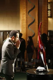 Monk (Tony Shalhoub) fällt es schwer, sich auf den aktuellen Fall zu konzentrieren, weil sein 50ster Geburtstag kurz vor der Tür steht und er befürchtet, dass Natalie eine Überraschungsparty für ihn geplant hat ...