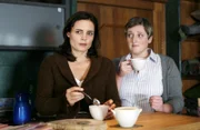 "Lilly Schönauer: Liebe gut eingefädelt", Beatrice, die junge Geschäftsführerin einer exklusiven Textilmanufaktur, muss um das Überleben ihres Unternehmens kämpfen - auch innerfamiliär, da ihre Mutter keinen Sinn mehr darin sieht, den traditionsreichen aber unrentablen Laden weiterzuschleppen. Da bleibt Beatrice wenig Zeit für ein eigenes Leben, geschweige denn für eine Beziehung. Deshalb hält sie sich den vermeintlichen Urlaubsgast Thomas Berger auch lange auf Distanz. Aber als sie endlich zu ihren Gefühlen steht, muss sie feststellen, dass Thomas Mitbesitzer eines großen Textilunternehmens ist und es auf ihre Manufaktur abgesehen hat.Im Bild (v.li.): Elisabeth Lanz (Beatrice Brunnhausen), Veronika Polly (Agnes).