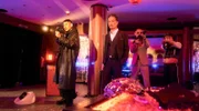Yamashito (Yusuke Yamasaki, 2. v. li.) und seine Yakuza Takeshi (Kazuki Teramoto, li.), Akira (Hikaru Inagawa, 2.v.l.) und Uzi (Marie-Luise Hertog) erwarten die Gangster.