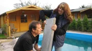 Der Pool ist fast fertig, es fehlt nur noch der Feinschliff. Ingo verlegt neue Platten, und Marion meckert. Aber die beiden denken bereits über neue Projekte nach ...