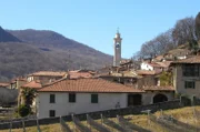 Malerisches Tessiner Dorf am Fuße des Monte San Giorgio.