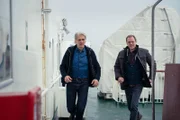 Kommissar Robert (Walter Sittler, l.) und sein Kollege Thomas (Andy Gätjen) fahnden auf der Fähre nach dem Mörder.