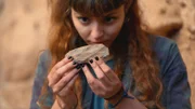 In der marokkanischen Grotte des Pigeons entdeckt die Archäologie-Doktorandin Meryem Benerradi Werkzeuge und Muschelperlen, die der Homo sapiens als Schmuck benutzt haben könnte.