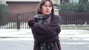 Jutta (Claudia Loerding) blickt traurig auf ihr ehemals zukünftiges Haus.