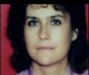 Die lebenslustige Jeanette Kirby, die sich mehrmals in der Woche mit ihrer Mutter zum Frühstück trifft. Doch eines Morgens wartet ihre Mutter vergebens.