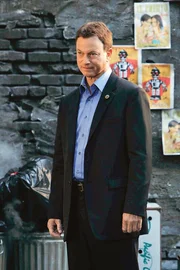 In den hintersten Ecken von New York sucht Det. Mac Taylor (Gary Sinise) nach Hinweisen, um dem Stra&szlig;enkampf ein Ende zu bereiten.