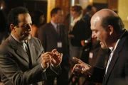 Kurt Pressman (John Carroll Lynch, r.), der Erfinder des ersten selbstreinigenden Staubsaugers der Welt, erklärt Adrian Monk (Tony Shalhoub, l.) die Funktionsweise des Gerätes ...