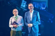 Es wird emotional: Überraschungsgast Wigald Boning mit Eckart von Hirschhausen (r).