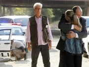 D. B. Russell (Ted Danson, l.) beobachtet, wie Conrad Ecklie (Marc Vann) erleichtert seine Tochter Morgan (Elisabeth Harnois) in die Arme schließt - beinahe hätte er sie verloren...